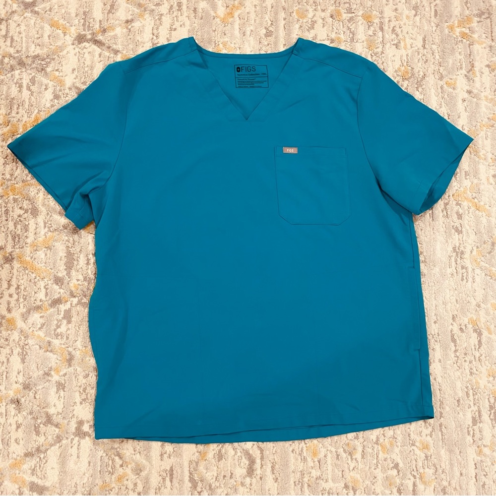 FIGS Clothing Chisec Three-Pocket Scrub Top